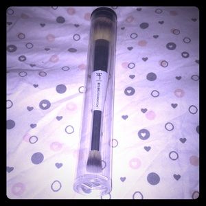 It cosmetics All-over brush